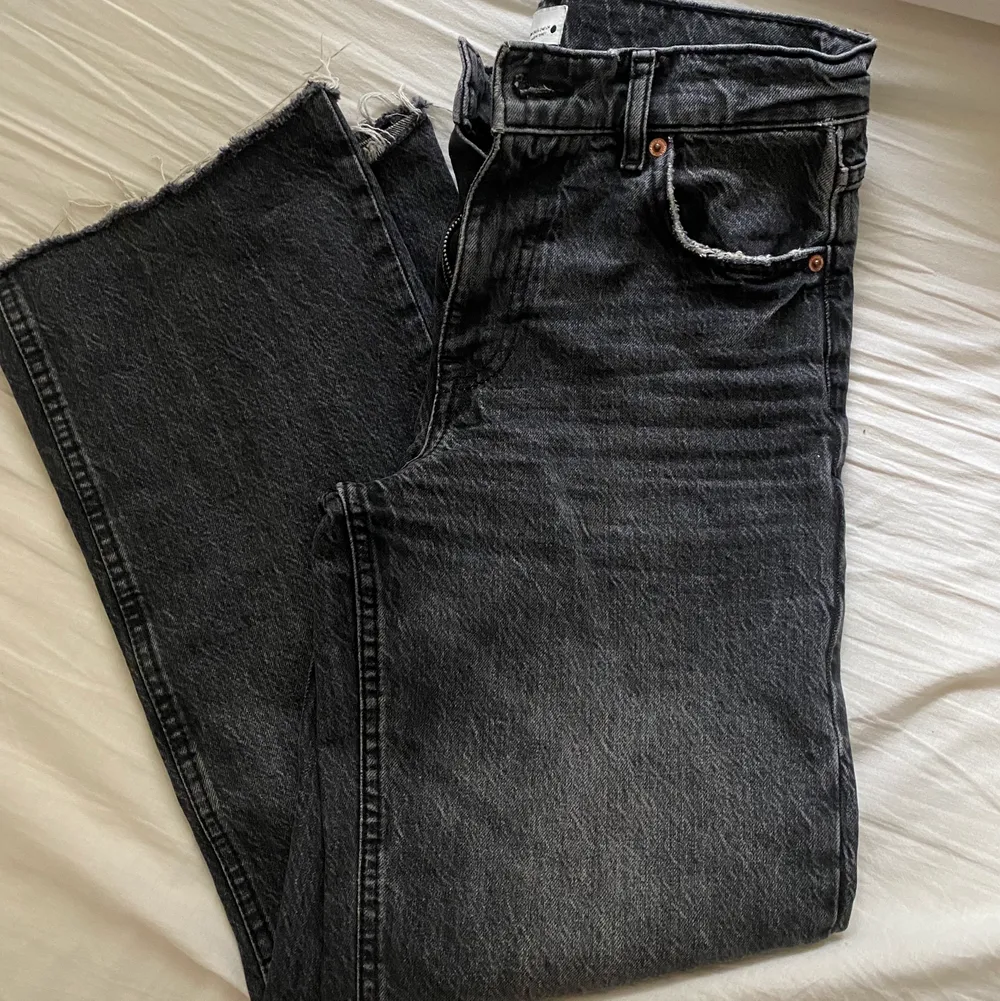 säljer dessa grå slutsålda zara jeans, köpta här på plick men avklippta så de var för korta på mig som är 168cm. Skulle säga att de passar någon som är kortare än 160cm, superfint skick (1 & 2 lånade bilder), kontakta mig vid intresse💕. Jeans & Byxor.