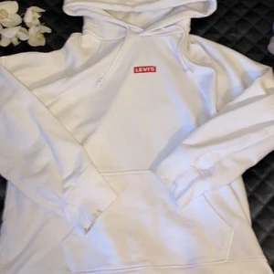 Lev’s hoodie - Snygg hoodie från levi’s som tyvärr inte kommer till användning. Storleken är S. Säljer den billigt då den har en fläck på armen. Köparen står för frakten💞 