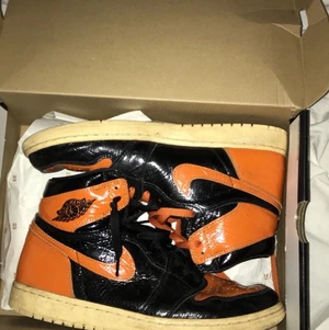Jordan 1 Retro Mids Shattered backboard - Jordan 1 retro mids shattered backboard 3.0 Använda ett fåtal gången utan någon skada alls. Storlek 45!  Köpta för 3999 kronor men dem ligger på ungefär 4200 nu!