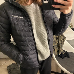 Svart Peak performance jacka - Hej! Jag säljer min svarta peak jacka då jag har alldeles för många jackor just nu!! Har ett litet märke på vänster sida då jag råkat ramla med moppen, samt ett litet hål vänster arm på baksidan men inget som syns så mycket. Skriv för fler bilder osv 🥰🥰