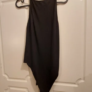 En fin body med hög hals  - Storleken står inte med men det är en M/L, mest L. Det är en body som man knäpper vid grenen. Aldrig använd,bara prövad 