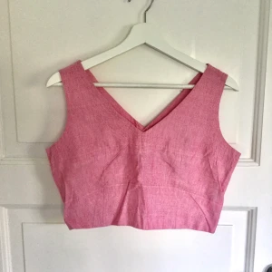 Rosa linneblus  - Aldrig använd rosa linneblus med träknappar på baksidan.