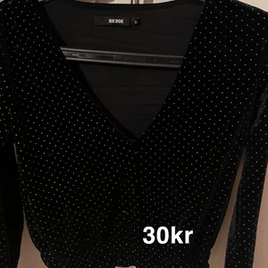 Fest topp - En jättefin fest topp i svart med små glitterprickar! Superfint skick använd få gånger! Passar perfekt till fest men också vardagligt!😅
