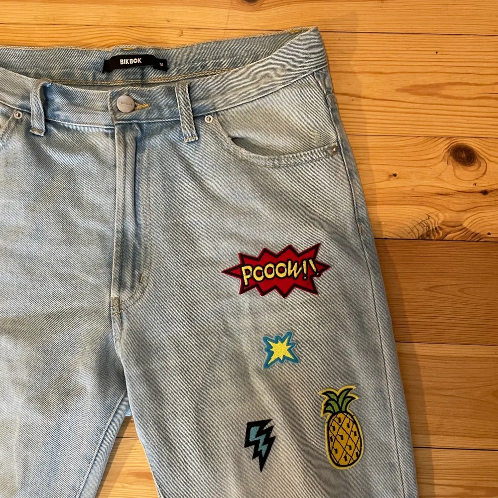 Jeans med patches ⚡️💥🌈 är i storlek M men skulle säga att de är S. Jeans & Byxor.