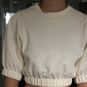 Gina tricot topp i bridge strl s/xs - Beige topp från Gina i ett bra matrial.puff armar och sitter åt lite extra i midjan och vid armväcken. Ganska croopad och har trekvarts arm