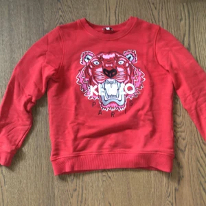 Äkta kenzo tröja storlek 14A/XS - Ljuvlig röd collegetröja från Kenzo, passar super bra nu till hösten, toppen skick och sällan använd