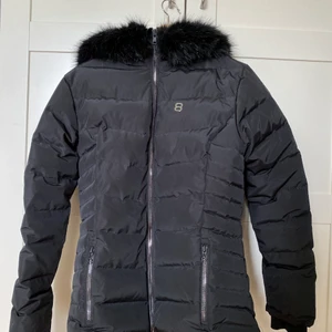 8848 Altitude jacka - Svart Altitude jacka, som ny. Använt ca 5 gånger. Jättefin, slutar under rumpan på mig och jätteskön. Jag säljer den för att den sitter för tight över bröstet. Köpte den för 2600kr. Har du fler frågar är det bara att du hör av dig.  Låg ute för 1500kr från början men sänkt de till 800kr så passa på!