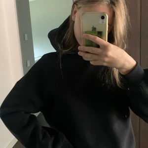 Svart hoodie från Gina Tricot. - Super fin hoodie från Gina som jag råkade beställa dubbelt av i storlek XS. Den är använd ungefär 2 gånger, och skicket är som nytt. Pris= 129kr+20kr frakt.