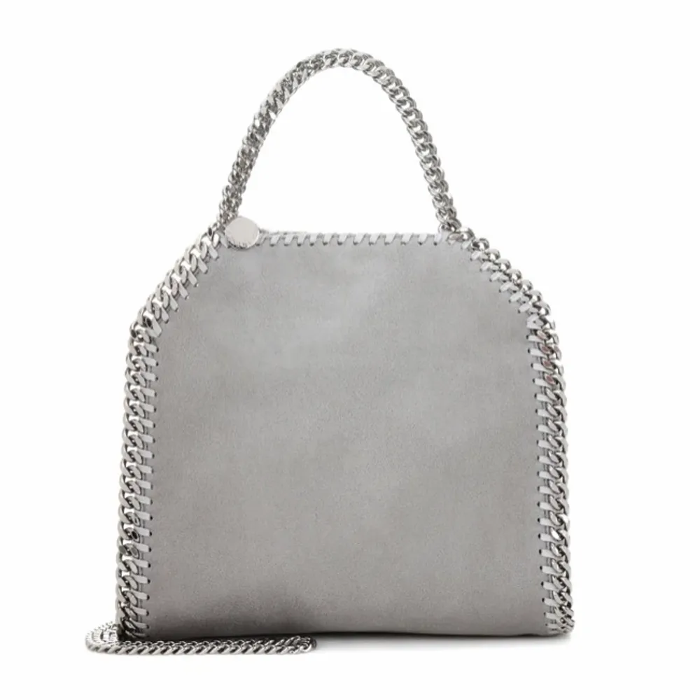 Intressekoll på min Stella väska i grå färg, modellen falabella mini tote! Skriv privat för egna bilder💖 buda privat. Väskor.
