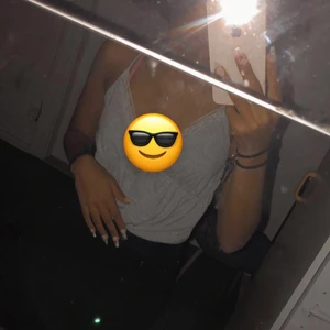 Lite stort men luftigt och urringat  - Grått linne med spets och ganska stort (aldrig använt)