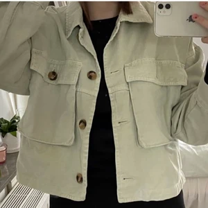 Zara jacka - Så söt jeansjacka från zara i en mintgrön nyans. Säljer då den inte används tyvärr! Om många är intresserade så buda annars köp direkt för 110kr❤️ (Lånade bilder, skriv priv för flera)