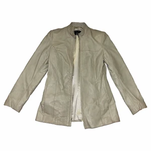Beige/vit skinnjacka - Sjukt snygg beige/vit skinnjacka i storlek 38/40 ungefär😍😍 äkta läder
