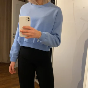 Blå sweetshirt  - Blå sweetshirt som aldrig användes, säljer då den inte kom till användning och passar bättre hos någon annan. Storlek xs/s