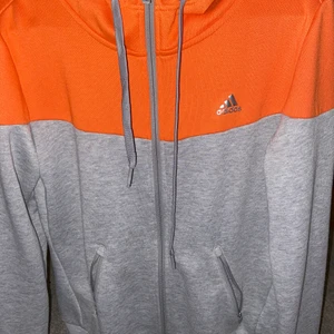 Adidas kofta - En mycket fin adidas kofta , äkta i bra skick. Storlek M Säljer för 150 , pris kan diskuteras!