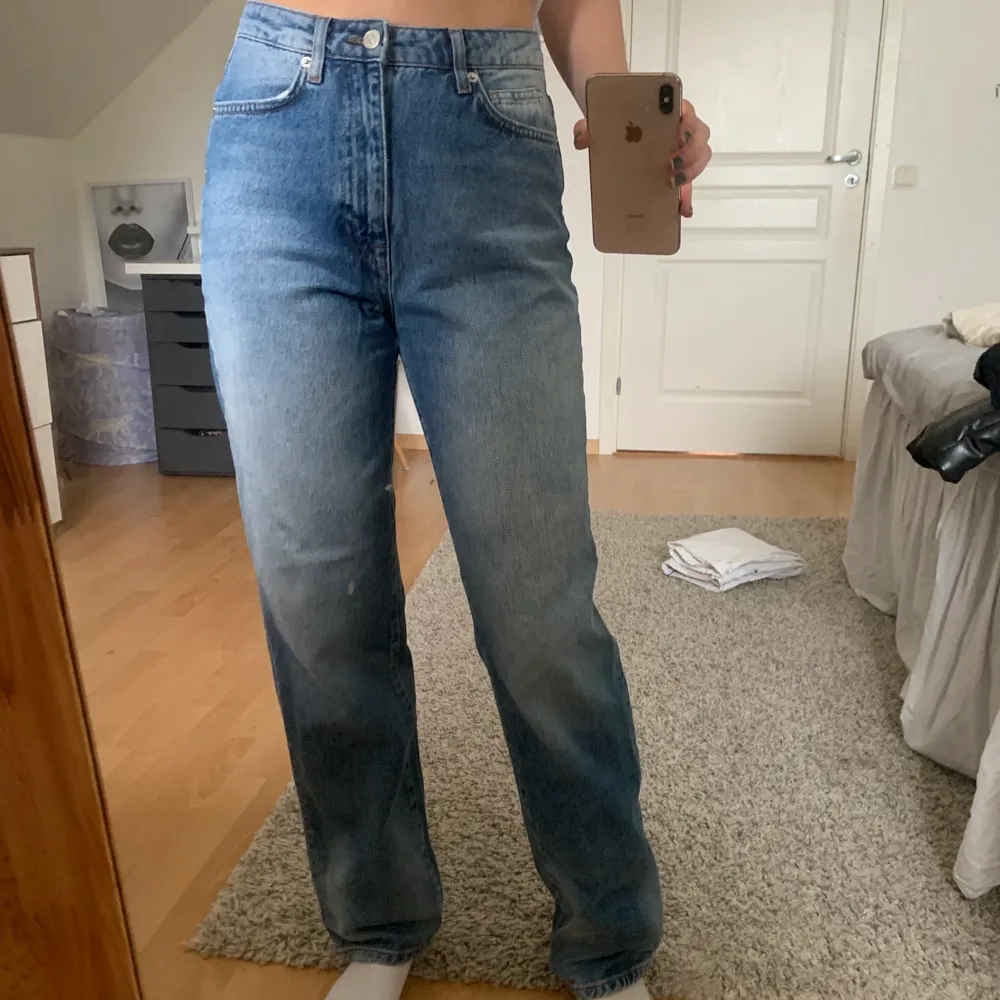 Blåa jeans i en lös modell med raka ben. Storlek 36 men passar också som en 38. Nypris 499kr. Jeans & Byxor.