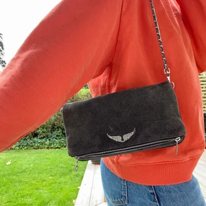 Zadig och Voltaire  - Jättefin Zadig och Voltaire väska i grå mocka. Använd 2-3 gånger så skicket är som nytt. Tillkommer lång och kort axelrem. Köpte för 3000 kr och säljer för 1000 kr inklusive  frakt👛🎒👝