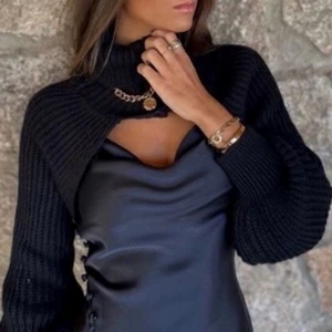 Kort stickad kofta - Slutsåld kofta från Zara. Använd 1 gång💜