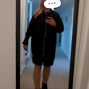 Jacka vår/höst med tunnt foder! - Snygg lite längre jacka med aningen (ballongmodell) 