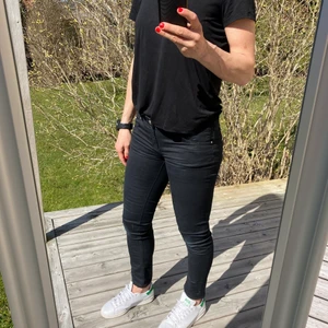 Svarta jeans stl 29 - Svarta jeans från Bik Bok, Never Denim, stl 29. Sitter så snyggt på!