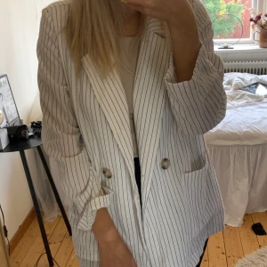 Superfin blazer i linneliknande material - Säljer denna fina blazer då den ej kommer till användning. Använd ett fåtal ggr. Köpt på monki för 450 kr och säljer den för 180 kr🤍