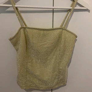 Guldglittrig linne - Frakt 20kr eller gratis vid köp av fler än ett plagg💕