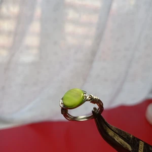 Silver ring. (Storlek kontakta mig) - Väldigt fin handgjord ring.Är grön men kan göras i vit,rosa eller röd.