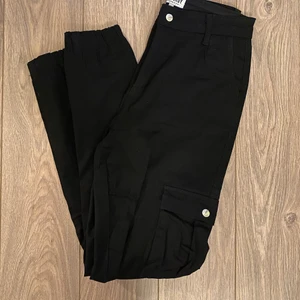 Cargobyxor - Säljer mina cargobyxor från madlady då jag aldrig använder dom och dom har blivit förstora. Köparen står för frakt.