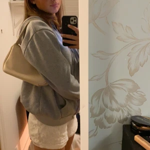 Handväska  - Jag säljer en beige handväska i mycket gott skick då den aldrig kommit till användning och är i princip ny! Hör av er om ni har någon fråga☺️ pris kan diskuteras 