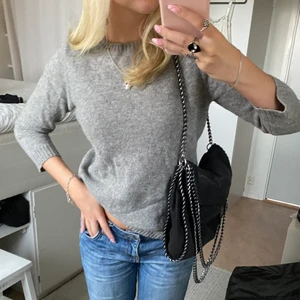 Zara tröja - Säker denna stickade tröjan från zara ”zara knit” i 100 ull. Så skön och varm. Enkel och snygg. Skriv vid frågor eller funderingar 👍🏼 frakt 48kr