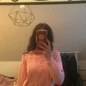 Rosa stickad tröja - Säljer denna som jag köpte för några år sedan. Knappt använd och skicket är precis som nytt. Storleken skulle jag säga är XS/S, men sitter inte för tight. Kan tänka mig att gå ner i pris