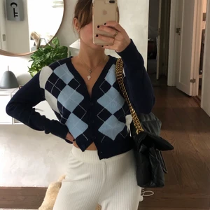 Rutig blå  kofta - Supersnygg rutig blå kofta i extremt skönt material! Knappt använd så den är i mycket bra skick ovkså! Den är i storlek M men passar XS-M 🥰 