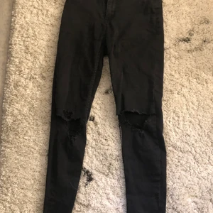 Jeans med hål  - Använd ett bar gånger men är i bra skick 