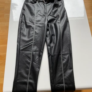 Skinnbyxor - NAKD - Säljer mina skinnbyxor från na-kd då de inte kommit/kommer till användning. Super bra skick, använda max 1-2 gånger. Storlek 34, men är väldigt stretchiga och går även att spänna åt med bältet. Bud från 200 kronor. Köparen står för fraktkostnader 🤎 