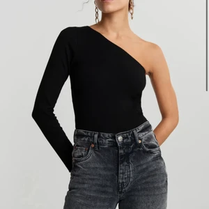 Tröja  - Super fin tröja samma som den andra så har jag inte hittat nån användning av den då jag tyckt den sitter konstigt på mig, använt några gånger super fint skick kan skicka fler bilder <3