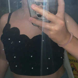 Pärltopp! - En jättesnygg pärltopp! Kostym ich material, väldigt bekväm. Storlek S.☺️