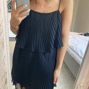 Svart volang klänning, Zara - Svart volangklänning från Zara i st S. Supersnygg att matcha med en oversized tröja över💕