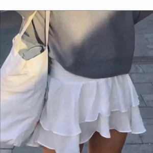 Vit Volangkjol - Säljer min helt oanvända, vita volangkjol. Sjukt trendig och snyggt att ha till ett par strumpbyxor! Säljer p.g.a att det inte är min stil. Storlek S (Lånad bild)🌟