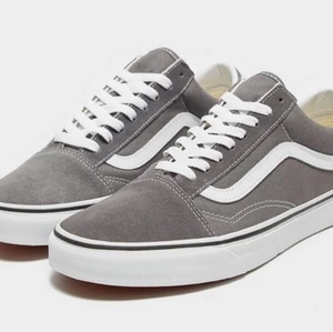 Vans Old skool  - Intressekoll på mina gråa old skool vans. Är i storlek 38.5. Säljer dem om jag får ett bra bud och om många är intresserade startas en budgivning💕 skriv privat om du har frågor eller om det är något annat✨