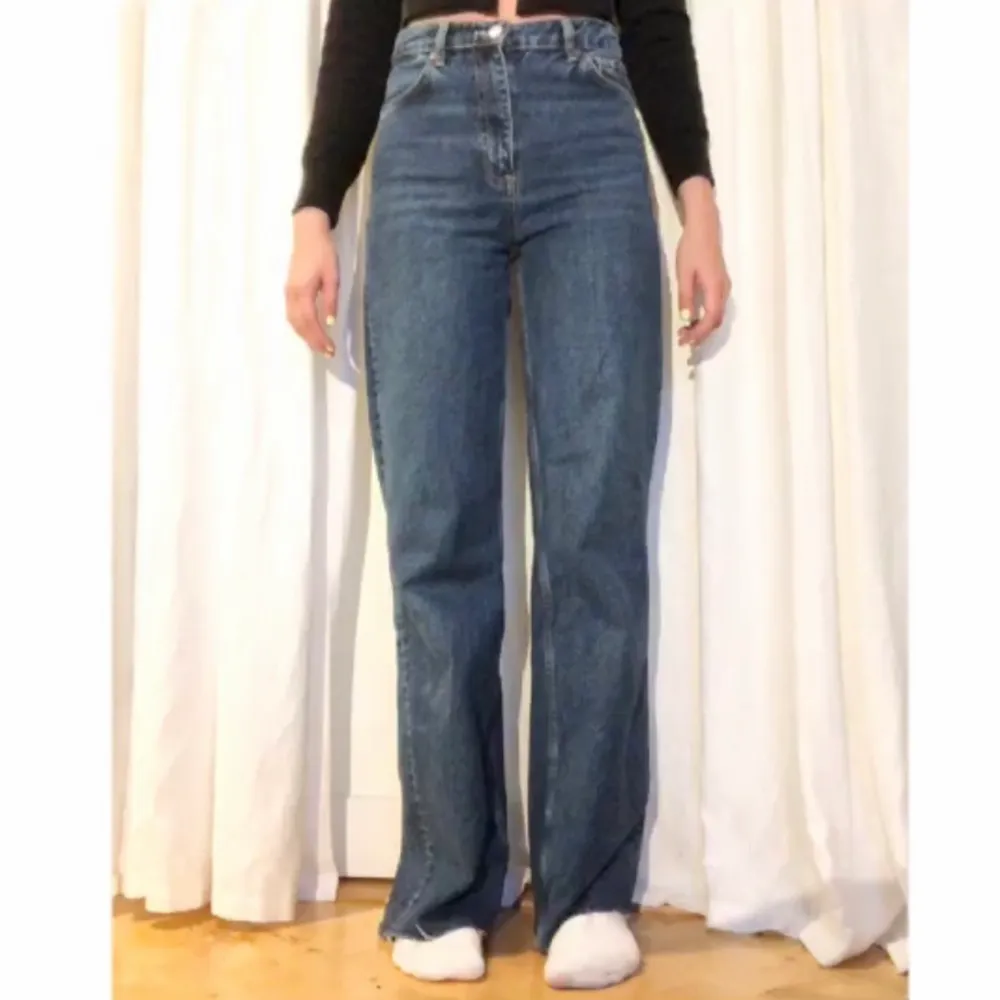 Blå jeans från Zara, knappt använda 🥰. Jeans & Byxor.