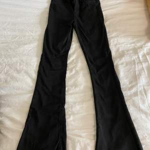 Utsvängda svarta jeans ifrån Gina Tricot i storlek S, Aldrig använda endast provade 