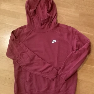 Nike-set - Supersköna och snygga kläder från Nike, har använt tröjan och byxorna som ett set. Är använt men i väldigt fint skick. 