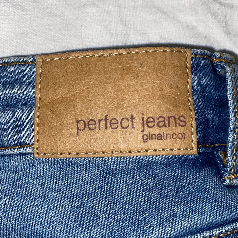 Molly original jeans från ginatricot. Fint skick. Är i storleken S men sitter som xs. Köpt för 299kr.. Jeans & Byxor.
