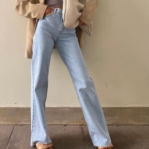 Zara raka jeans - Ljusblå raka jeans från Zara, nyskick!! Stl 32, passar även 34 skulle jag säga! 