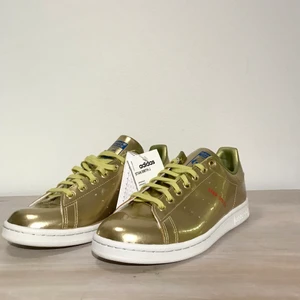 Adidas guldiga skor - Helt oanvända adidasskor i färgen guld, st 40. 200kr +frakt 