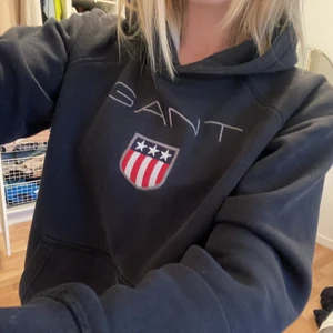 Gant hoodie - En svart gant hoodie med luva. Använts någon enstaka gång men i jättebra skick. Supermysig nu som till hösten🍂 - frakten står köparen för