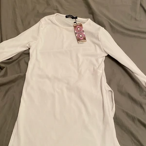 Bohoo  - Tröja från booho med slits på båda sidorna🤍 stl xs