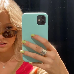 Blått iphone skal - Säljer mitt ljusblåa/turkosa iphone 11 skal då jag köpt ett nytt i en annan färg och inte orkar byta mellan flera. Köpt här på plick, jättefint skick och härlig färg 🤖💙