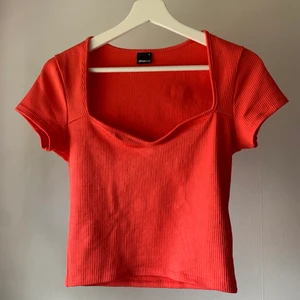 Topp - I princip helt ny använd 2-3 gånger. Den är röd/rosa i färgen. Andra bilden är lånad från Ginas egen hemsida för att visa hur den sitter på ;)  Samfraktar gärna om du blir intresserad av något annat på min sida ;)