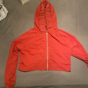 Röd croppad hoodie  - Från statium