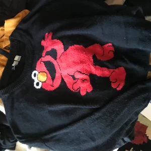 Sesame street sweatshirt - Köpt på H&M. Storlek M/L. Bra skick, använd. pris: 100kr kan tänka mig billigare vid snabbare affär, OBS: betalning via swish, köpare står för frakt, jag står ej för om den kommer bort i posten, går att hämtas. Skriv vid frågor